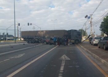 Motorista de carreta realiza conversão proibida e provoca acidente Rodovia da Uva