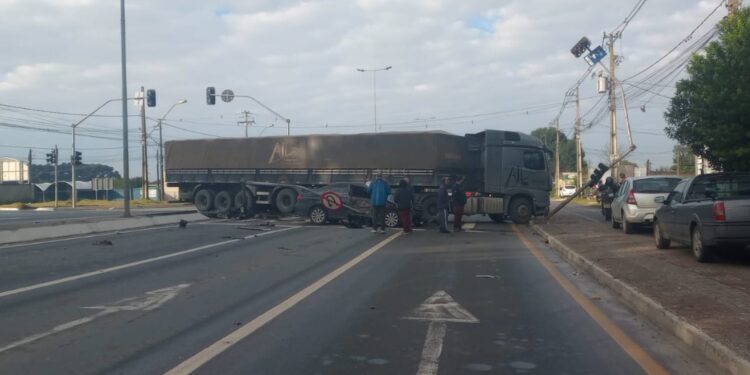 Motorista de carreta realiza conversão proibida e provoca acidente Rodovia da Uva