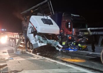 Motorista de caminhão morre ao colidir na traseira de carreta no Contorno Leste