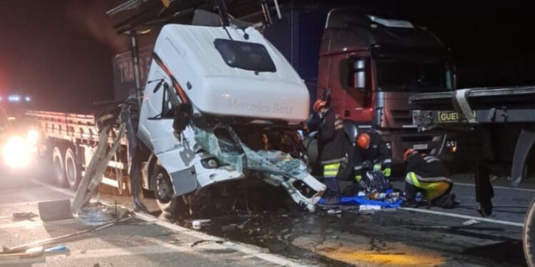 Motorista de caminhão morre ao colidir na traseira de carreta no Contorno Leste