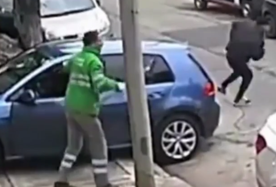 Gari usa vassoura e dá surra em ladrão, que foge sem levar nada; Veja o vídeo