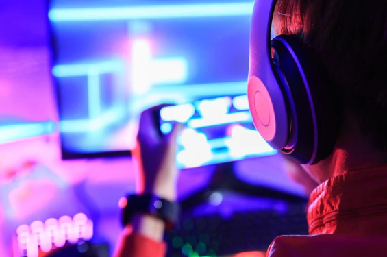 Adolescente gasta 2 mil reais em jogos online e agride a mãe ao ser repreendido por ela