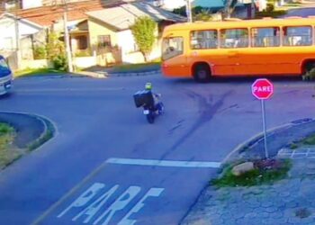 Rapaz em moto fura preferencial e colide violentamente em ônibus em Curitiba, veja o vídeo