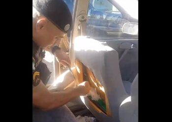 PM aborda indivíduo em carro e encontra escondido no banco, cocaína e maconha