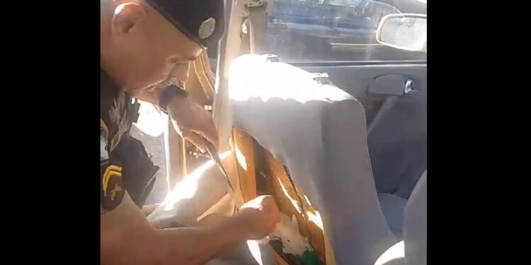 PM aborda indivíduo em carro e encontra escondido no banco, cocaína e maconha
