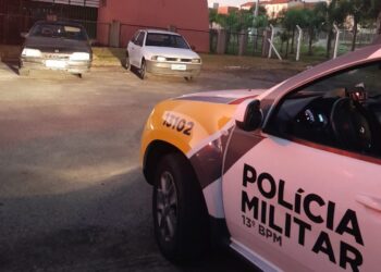 PM recupera dois carros furtados e prende trio no Tatuquara