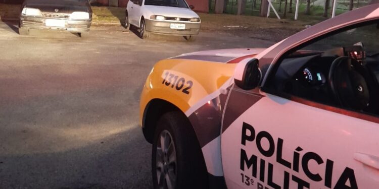 PM recupera dois carros furtados e prende trio no Tatuquara