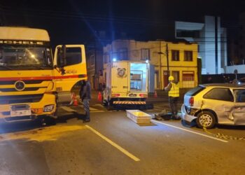 Carro na contramão colide com carreta e motorista morre em Curitiba