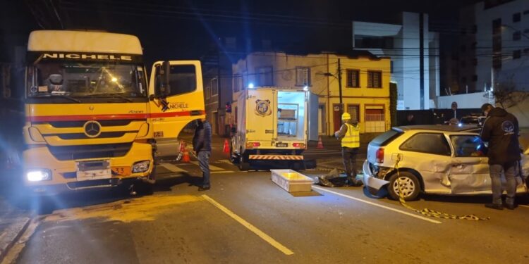 Carro na contramão colide com carreta e motorista morre em Curitiba