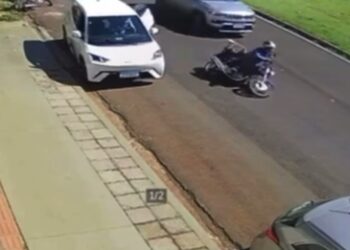Passageiro de carro abre a porta, atinge motociclista que acaba atropelado e morre, veja o vídeo