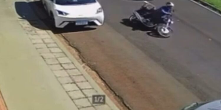 Passageiro de carro abre a porta, atinge motociclista que acaba atropelado e morre, veja o vídeo