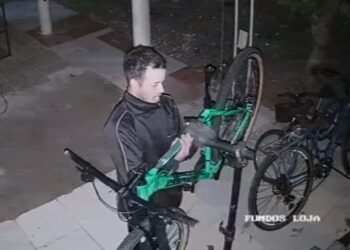 Câmera registra criminoso furtando bicicleta na região metropolitana de Curitiba, veja o vídeo