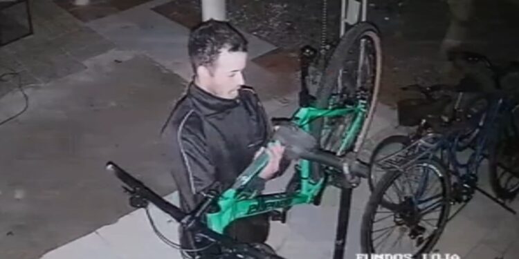 Câmera registra criminoso furtando bicicleta na região metropolitana de Curitiba, veja o vídeo