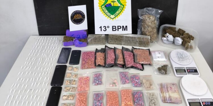 PM recebe denúncia sobre comercialização de drogas na CIC, realiza apreensão e detém tornozelado
