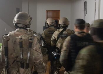 Após 6 horas de negociação, PM resgata reféns e detém indivíduo