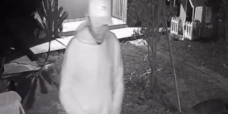Mulher relata momentos de terror após maníaco invadir sua casa em Curitiba, veja o vídeo