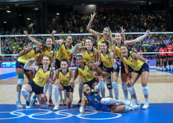 Vôlei feminino estreia com vitória tranquila em Paris