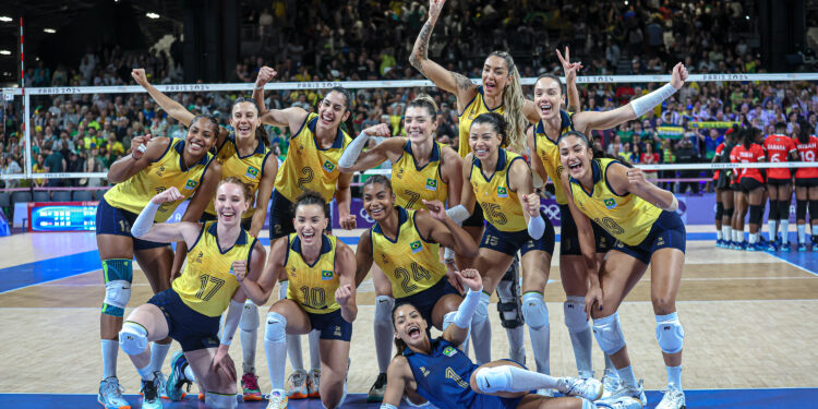 Vôlei feminino estreia com vitória tranquila em Paris