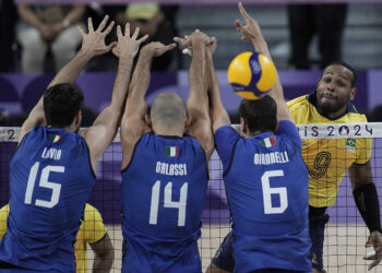 Brasil é superado pela Itália na estreia do vôlei masculino em Paris