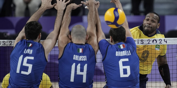 Brasil é superado pela Itália na estreia do vôlei masculino em Paris