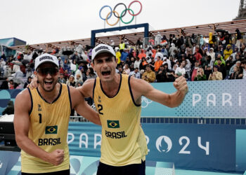 André e George sobram na estreia do vôlei de praia em Paris 2024