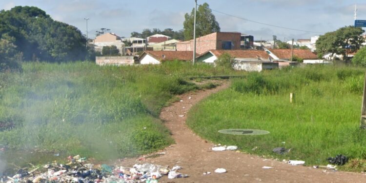 Jovem fica gravemente ferida após ser atropelada por trem, em Curitiba