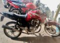 Dupla em moto tenta dar fuga da PM, cai e acaba presa