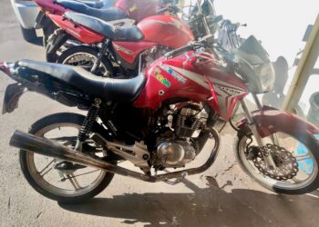 Dupla em moto tenta dar fuga da PM, cai e acaba presa