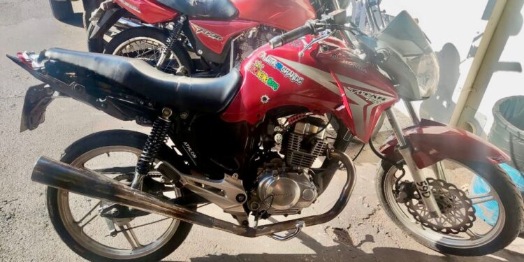 Dupla em moto tenta dar fuga da PM, cai e acaba presa