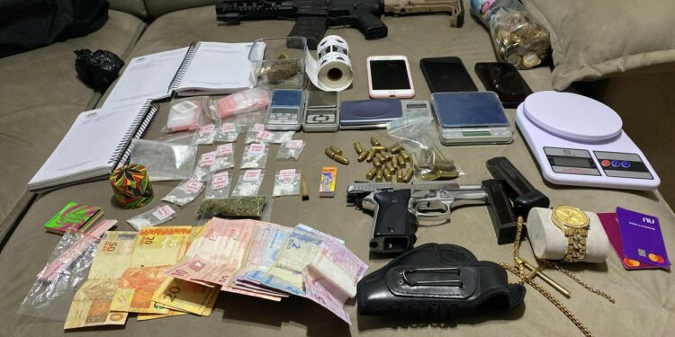 Operação integra Polícias Militares do Paraná e de Santa Catarina e cumpre mandados judiciais nos dois estados