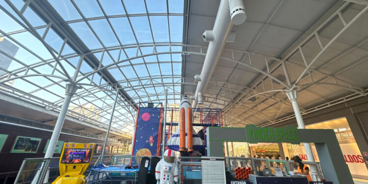 Parque inspirado no mundo da Astronomia, com nave e galáxia inflável, chega ao Shopping Estação
