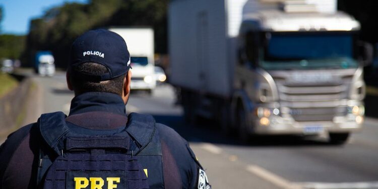 Desaparecido há duas semanas, PRF encontra homem caminhando em rodovia do Paraná