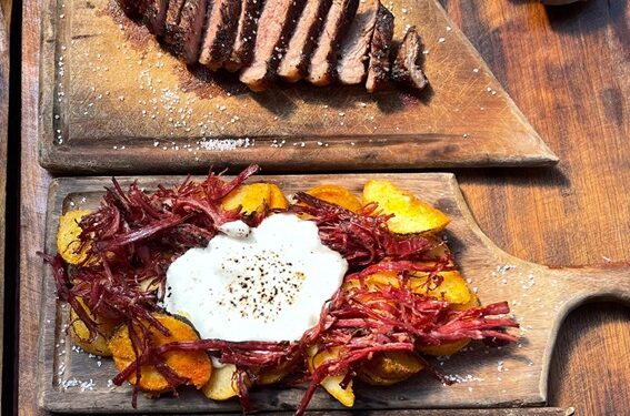 Almoço no Bar do Açougueiro tem opções de carnes nobres e acompanhamentos tradicionais