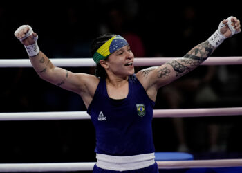 Bia Ferreira vence mais uma e garante ao menos o bronze em Paris