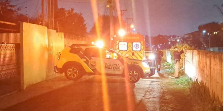 Em Curitiba, moradores ouvem disparos e encontram homem morto a tiros