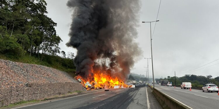 Colisão envolvendo carretas e carro termina em tragédia, na BR-376