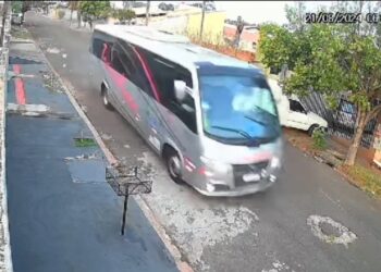 Ônibus fica sem freio e invade residência; veja o vídeo