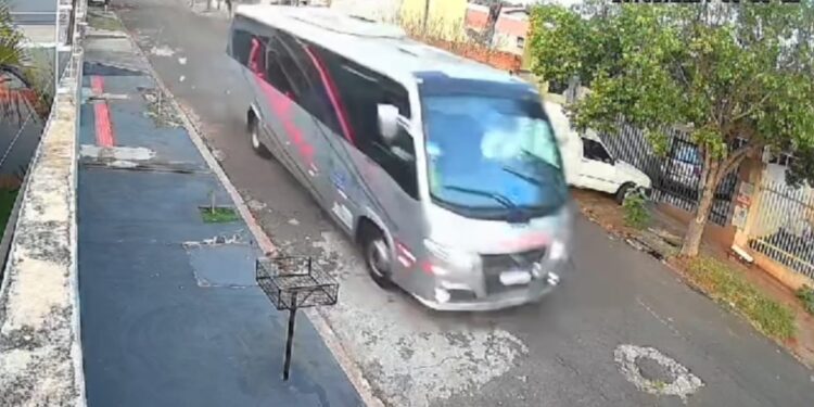 Ônibus fica sem freio e invade residência; veja o vídeo