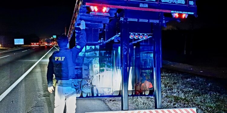 PRF flagra caminhão com 2,14 m de altura na traseira, na RMC