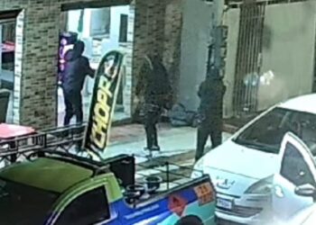 Encapuzados executam jovem com cerca de 30 tiros em Curitiba; câmeras registraram o crime, veja o vídeo