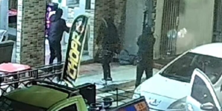 Encapuzados executam jovem com cerca de 30 tiros em Curitiba; câmeras registraram o crime, veja o vídeo