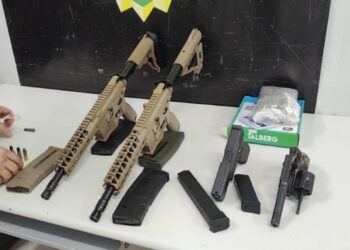 PM apreende fuzis, pistola, revólver e cocaína em Curitiba