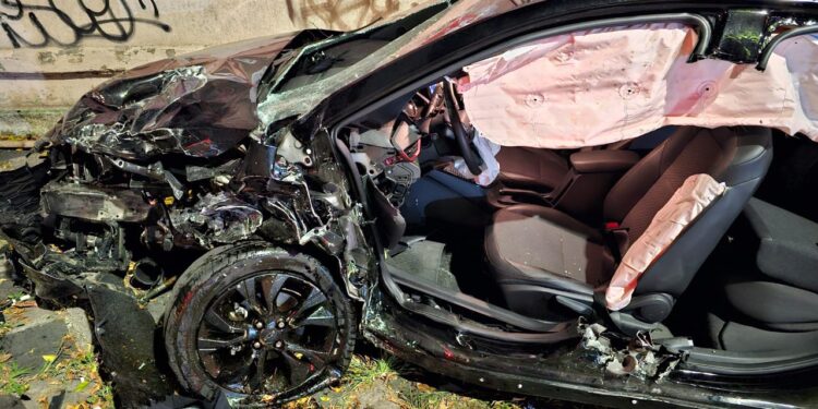 Carros ficam destruídos em colisão em Curitiba