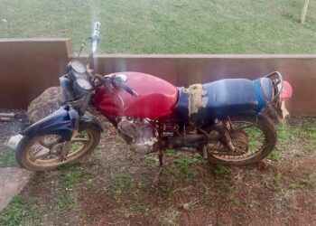 PM flagra indivíduo sem capacete e sem CNH pilotando moto que não tinha retrovisores nem pisca