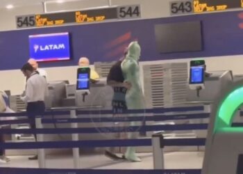 Homem se enrola em plástico filme e tenta se despachar em aeroporto