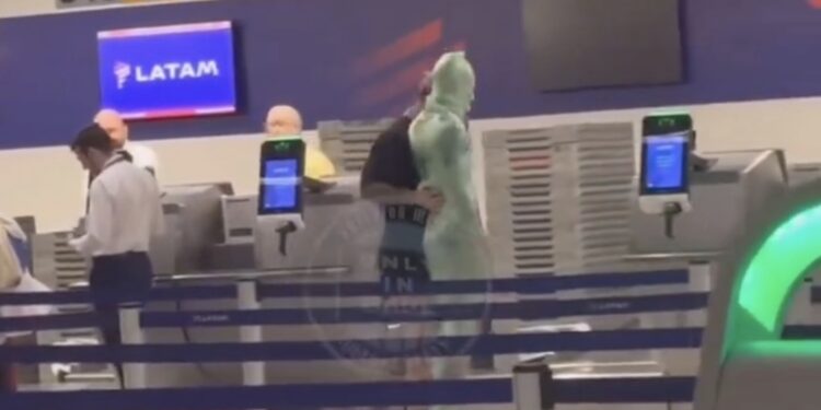 Homem se enrola em plástico filme e tenta se despachar em aeroporto