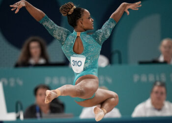 Na “última dança”, Rebeca Andrade é ouro no solo e se isola como maior medalhista do Brasil em Jogos Olímpicos