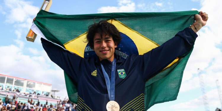 Skate e malabares no pódio: Curitibano Augusto Akio é bronze no Skate Park