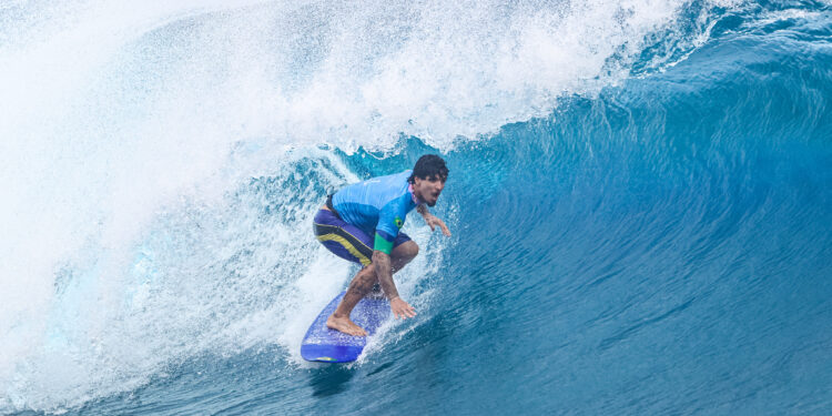 Gabriel Medina garante bronze para o Brasil no surfe masculino