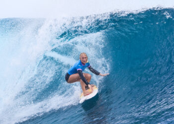 Tati Weston-Webb fica com prata no surfe feminino